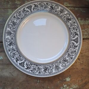 Sophisticated 10 Black and White Dinnerware Plates